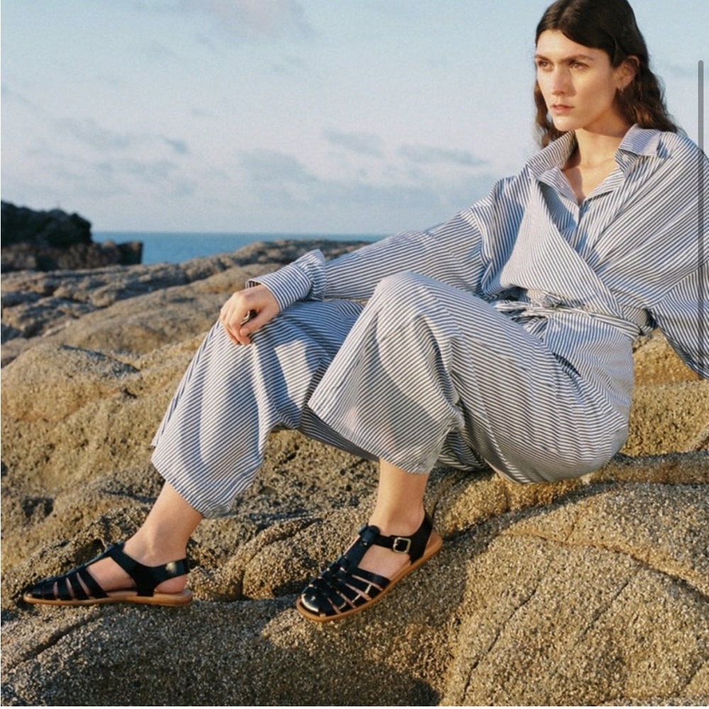 LOQ Rio Fisherman Sandal in Black Crinkle Patent